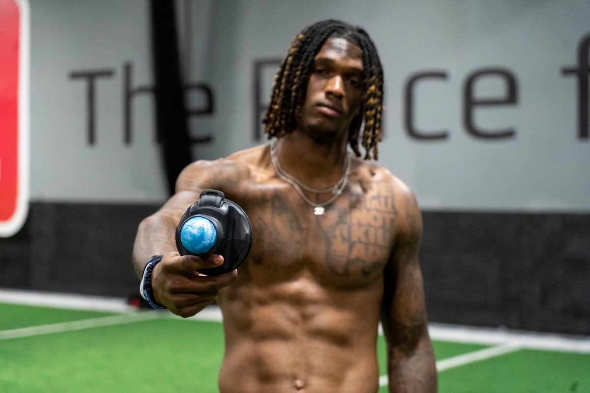 vertiball's tweet photo. When he's not busy scoring touchdowns, you can bet that pro-footballer CeeDee Lamb (@_CeeDeeThree) his rolling out with his #Vertiball.

Use code CEEDEE at the checkout when you order your Vertiball and save BIG.

 #dallas #texas #football #nfl #exercise #recovery https://t.co/MKEfdSKfug