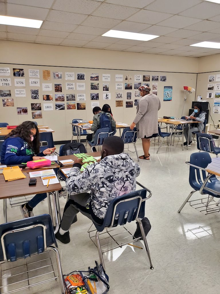 JeanaMAdams's tweet photo. Oh my goodness, #BellToBellLearning is happening on all levels @HoffmanMS_AISD this Marvelous InstructionalMonday! Empowering Minds development, At home learners actively engaged, awesome planning sessions, & face to face learners! Thanks to Chief @Only1sheleah for stopping by! https://t.co/qUFmWOrBEt