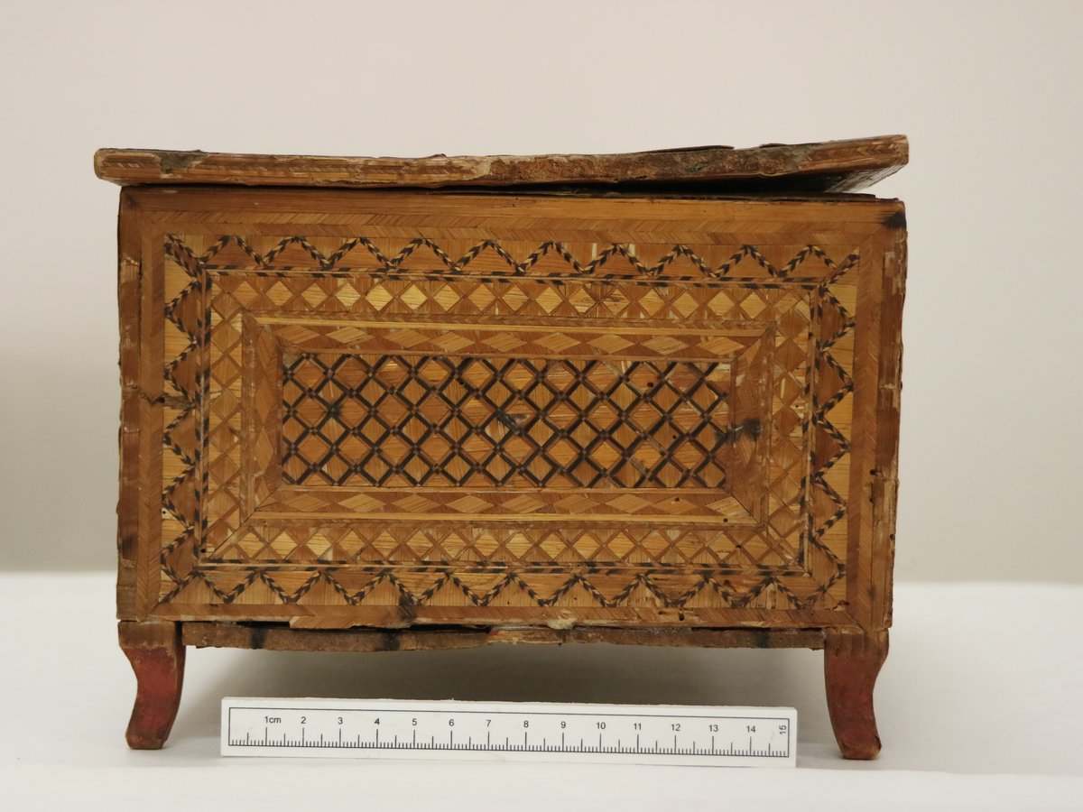 One of our current conservation projects is this straw box from  @CowpNewtMuseum It has been identified as possible Napoleonic prisoner of war straw work. It was once owned by John Newton who is most famous for writing the hymn Amazing Grace (a thread)  #ObjectConservation  #straw