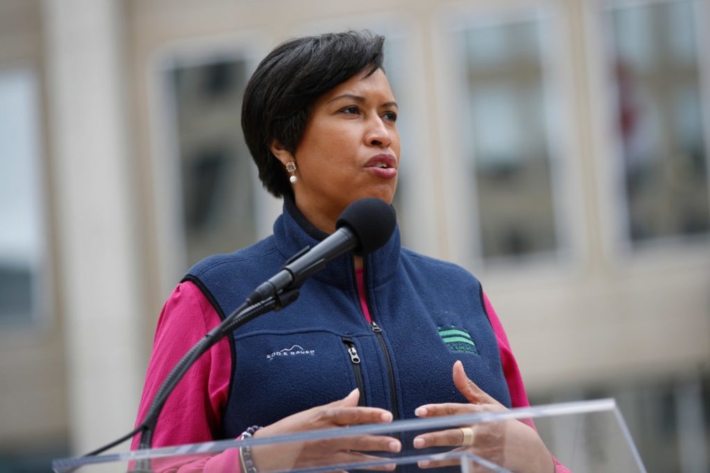 Following reports that the White House plans to hold a swearing-in event for Amy Coney Barrett on Monday night, Mayor Bowser raised concerns about the safety of attending such gatherings during the pandemic.
https://t.co/7lfTfBUK1S https://t.co/s938EEL7Q4
