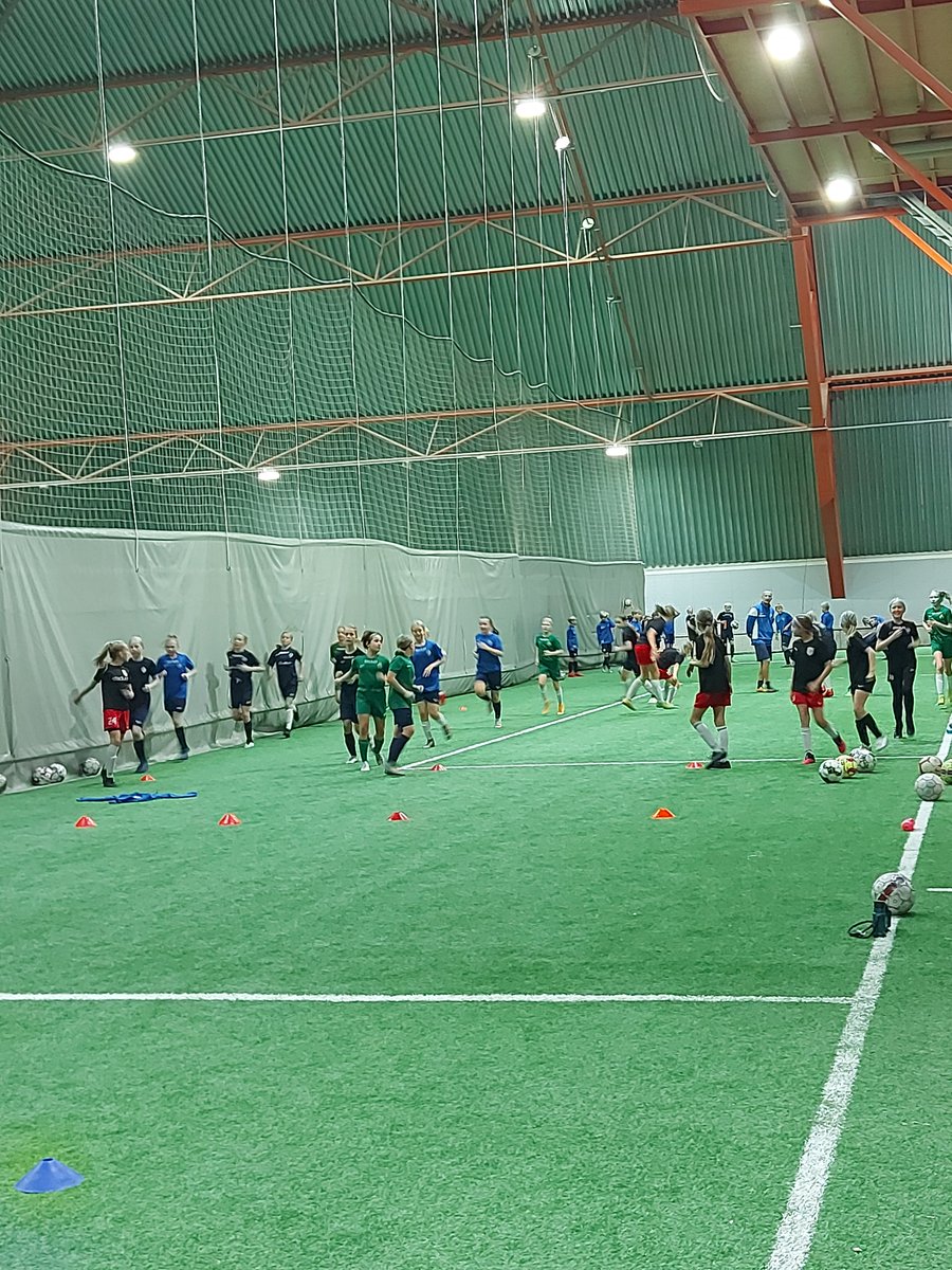 FCEspooT0809's tweet photo. Fc Espoo T2008-2009 joukkueen toiminta käynnistynyt, ensimmäiset treenit pidettiin tänään Laaksolahden hallissa #fcespoo #fcespoot0809 https://t.co/O9PW7wh0pd