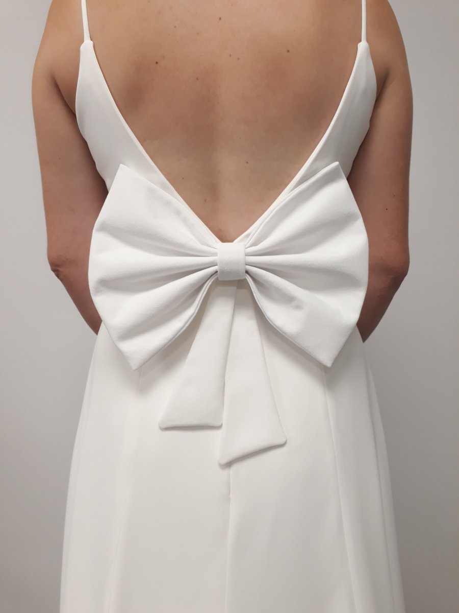 WorkingBespoke's tweet photo. When we do #bows, we DO BOWS! We've had a few enquiries about what we can do! In a nutshell...ANYTHING! We will develop scale &amp; size in relation to your own gown. Big bows, little bows, removable bows, bows made to match your gown in the correct shade, grade&amp; fabric type. #bridal https://t.co/zF22T2qn3b