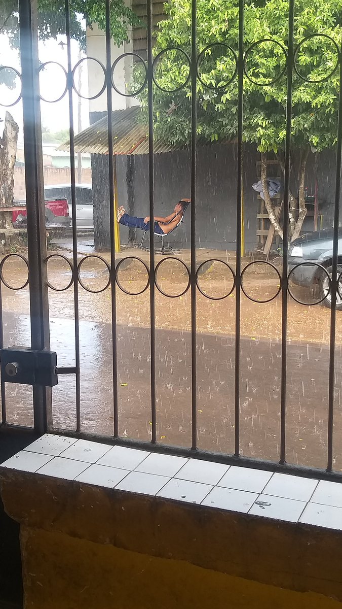 Lynnsoares0's tweet photo. A chuva que lute https://t.co/aDRZOuIBTU