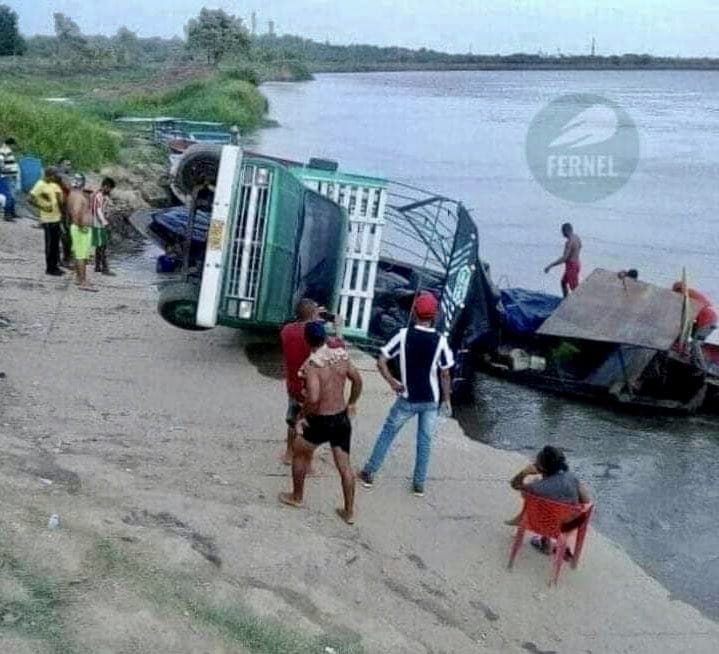 LorenaBeltrn12's tweet photo. En los pueblitos suele haber este tipo de público muy observador 😂😂😂😂😂😎 https://t.co/EhBNMxej7p