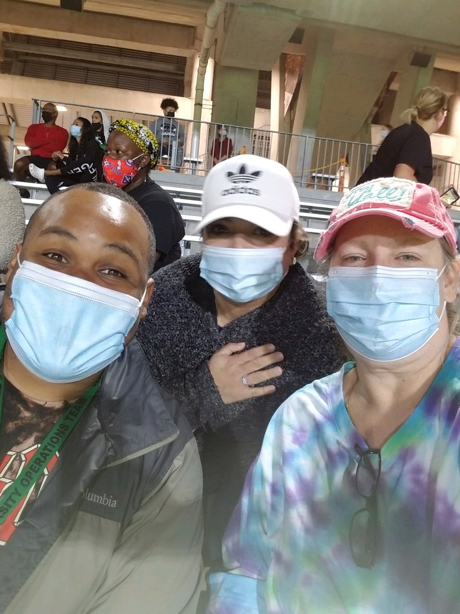 Monday Night Football!!! ⁦<a href="/MCJHGators/">Mayde Creek JH</a>⁩ ⁦<a href="/PrincipalPaz/">Dr. David Paz</a>⁩ #maydeusproud