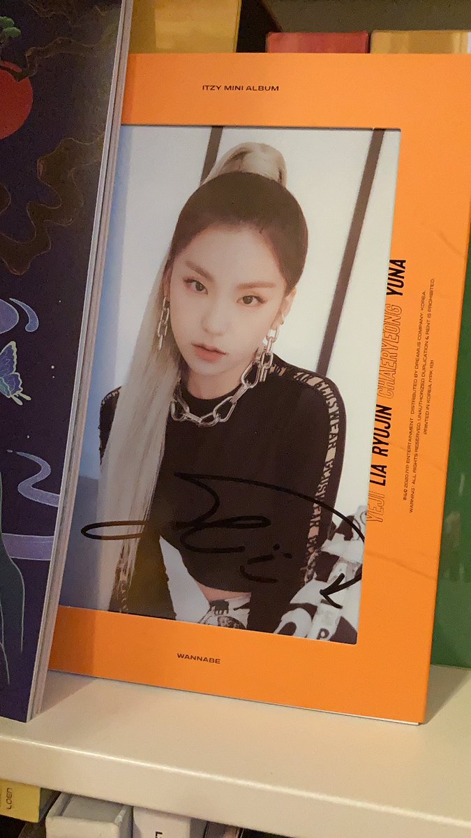 katboysss's tweet photo. Hi my itzy albums finally returned from the war (feat. Meet n greet pc from the meet n greet I didn’t know I won) https://t.co/fvN3ve3VwE