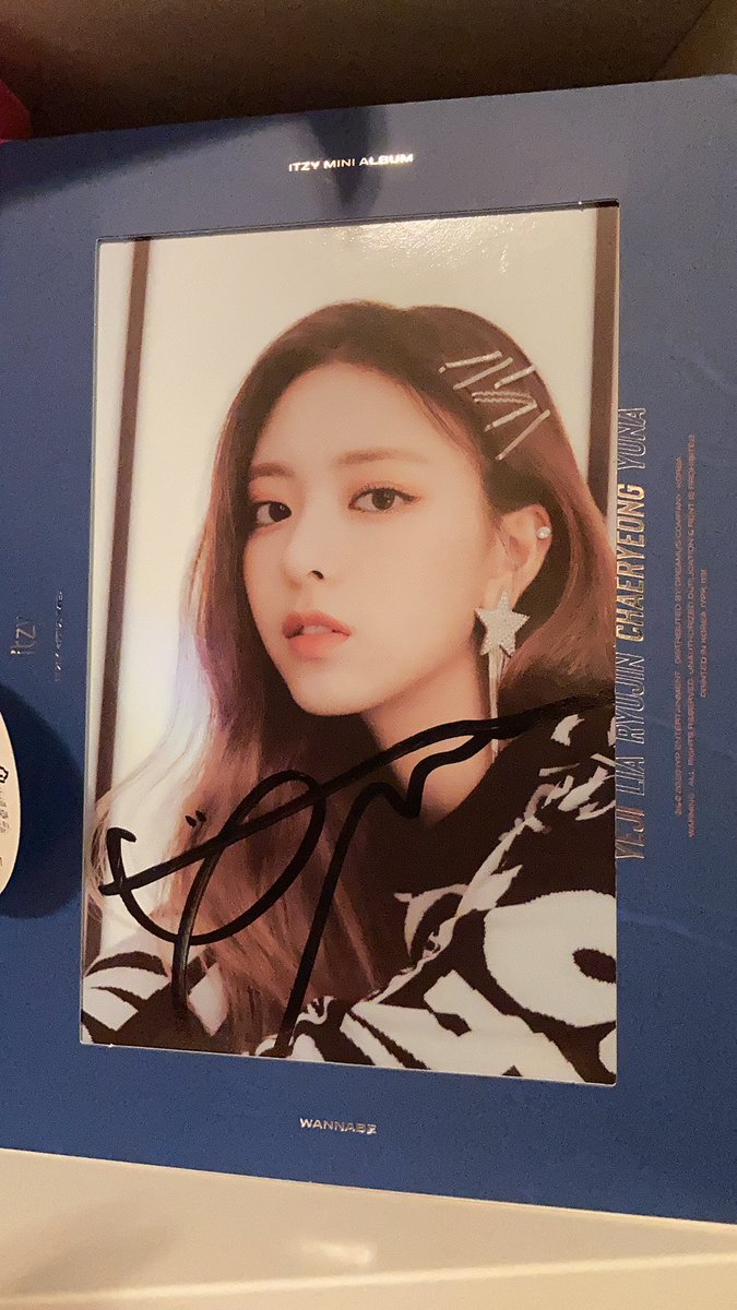 katboysss's tweet photo. Hi my itzy albums finally returned from the war (feat. Meet n greet pc from the meet n greet I didn’t know I won) https://t.co/fvN3ve3VwE