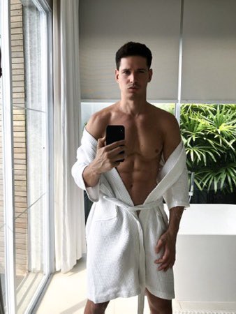 hunk_marc's tweet photo. RETWEET AND LIKE if you want me to drop this bathrobe 😏🍆
For my uncensored video👇🏽😉
https://t.co/PsZfa8FWSu 🔞 https://t.co/d0gunUe6UC