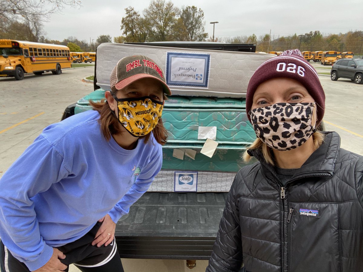 Two volunteers and a truck! Rockwood Gives Back keeps up the deliveries for our students and families in need. Thank you for your generosity and support: rsdmo.org/community/give…