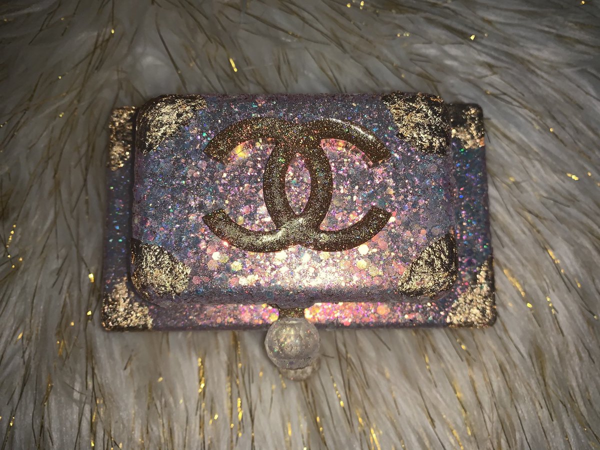 crystal46148276's tweet photo. Excited to share this item from my #etsy shop: Designer inspired home decor |home decor| |bedroom decor| |vanity decor| #bathroom decor| https://t.co/U6LZjIhpJl
#etsy #designer #glam #fashion #homedecor #bathroomdecor #vanitydecor #pretty #resin #glitter #bedroomdecor #handmade https://t.co/bNzyD2zijb