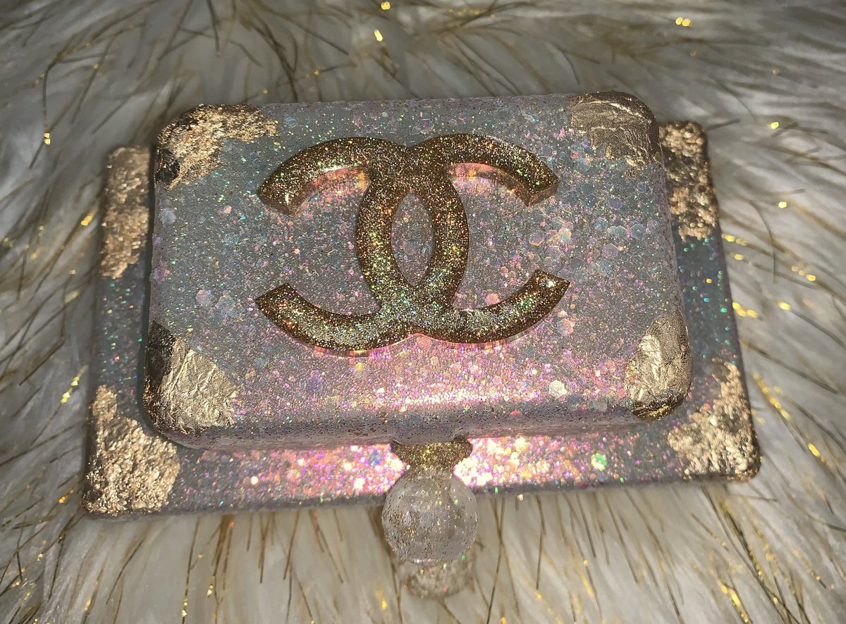 crystal46148276's tweet photo. Excited to share this item from my #etsy shop: Designer inspired home decor |home decor| |bedroom decor | |bathroom decor| |vanity decor| https://t.co/aJmMy3ScKW
#DesignerFashion #glam #chic #bedroomdecor #vanitydecor #bathroomdecor #homedecor #pretty #resin #glitter #etsy https://t.co/lAebfFoNdG