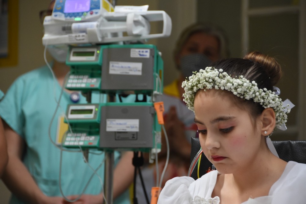 g1's tweet photo. Menina realiza o sonho de receber primeira comunhão em hospital de Curitiba enquanto espera na fila por transplante de coração; conheça a pequena Gabriela https://t.co/J6RLG3DhZA #G1 https://t.co/6O03aQymMD
