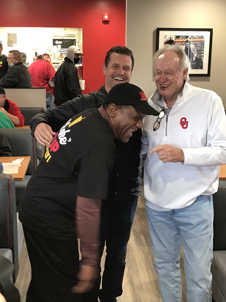 RealBillySims's tweet photo. Met a lot of friendly folks over the weekend in #MidwestCity at @billysimsburger grand opening. Hope to see you again! #Billysims #billyburger #billysimsburger @MWCChamber https://t.co/UNcSlYTnOm