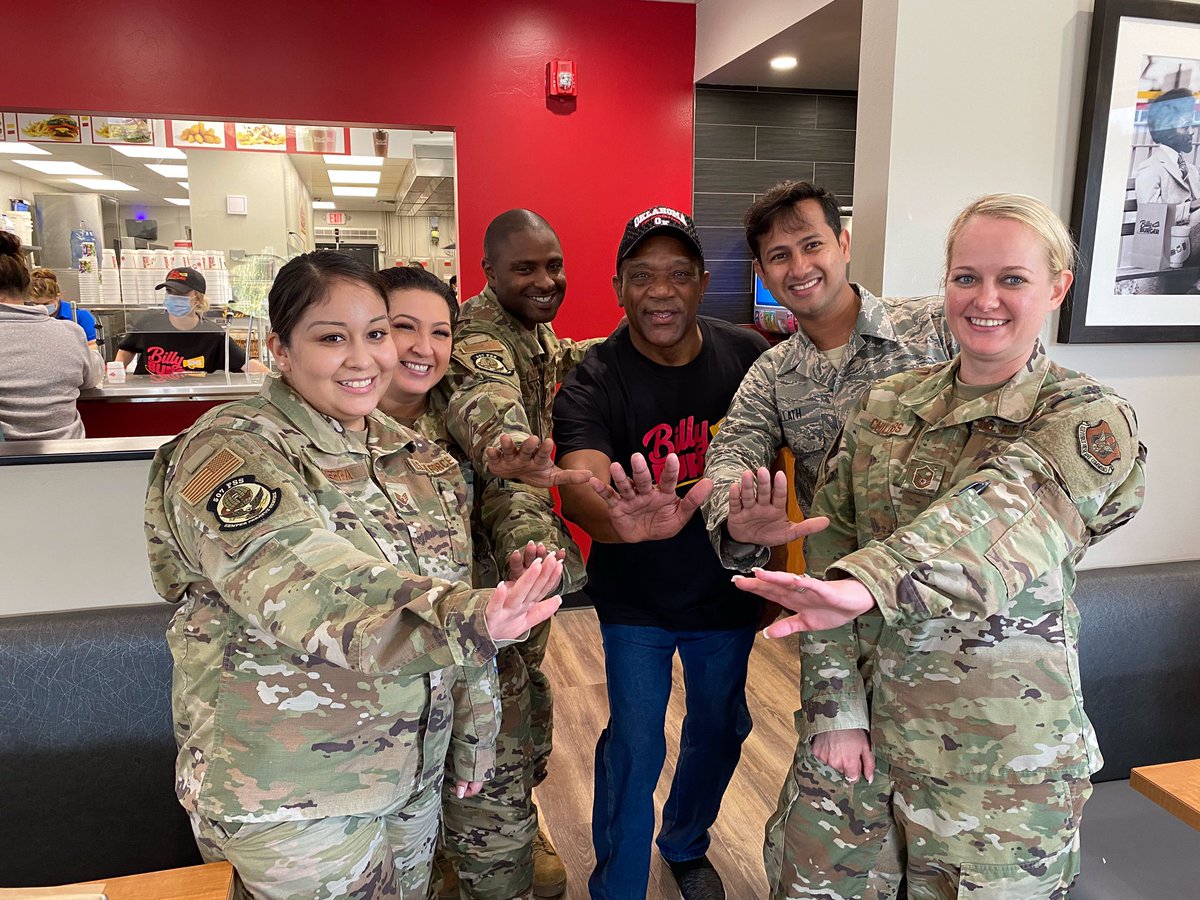RealBillySims's tweet photo. Met a lot of friendly folks over the weekend in #MidwestCity at @billysimsburger grand opening. Hope to see you again! #Billysims #billyburger #billysimsburger @MWCChamber https://t.co/UNcSlYTnOm