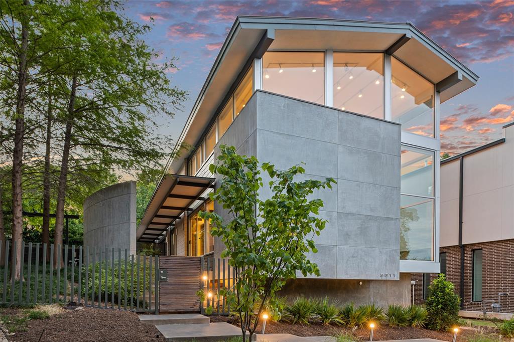 foundersre's tweet photo. What $1 million dollars looks like in Dallas County
3 beds | 2.5 baths | 3656 Sq. Ft.
Beautifully modern and unique. What do you think of this homeβs design?
#foundersre #foundersrealestate #thisisREAL #dallasrealestate #realtor #realestateagent #dfwrealtor #realestatedallas https://t.co/ROtuBqrvdJ