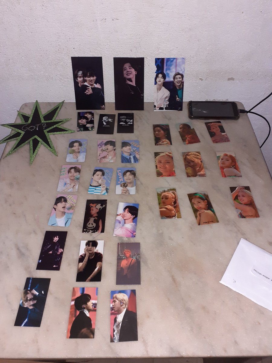 __Y001___'s tweet photo. Meus bebês chegaram 😍❤... muito obrigada @freegiftsofkpop 😘 https://t.co/6vSqp3gl9f