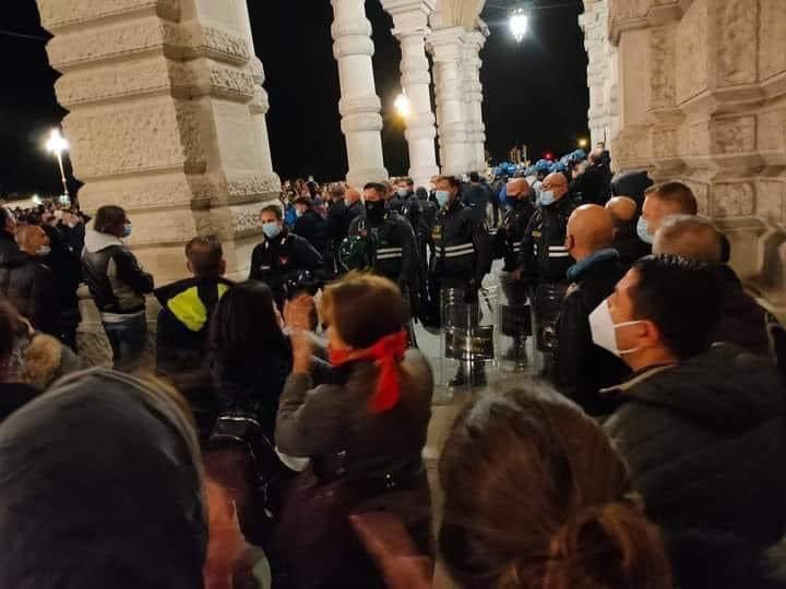 #Trieste: carabinieri si spogliano dell’assetto anti-sommossa e si schierano con i manifestanti.
#LItaliaSiRibella #lockdown #Dpcm