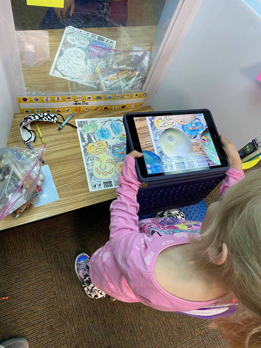 VPA_ACE's tweet photo. 1st graders having fun watching their Jack-O-Lanterns come to life with Quiver!🎃🎃#caneclassroom #vparocks https://t.co/fpUW5HYYCW