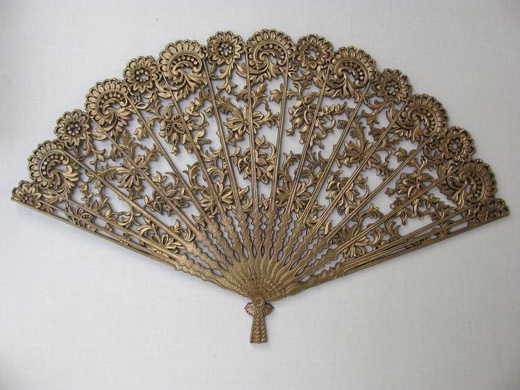 fentyfairies's tweet photo. i. mother of pearl brisé fan
ii. french lace fan with cherubs
iii + iv. antique fans from 18th and 20th century https://t.co/tfAVcBlCGx