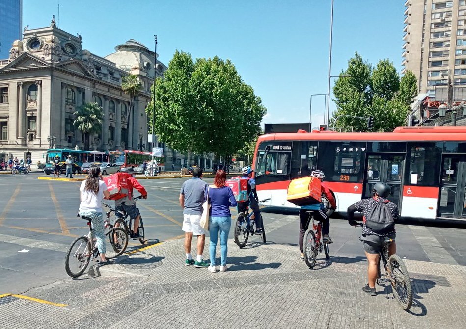 arriagadaPAD's tweet photo. La Alameda no necesita ciclovías ni pistas ciclistas. 🤖🚳

La Alameda un sábado a las 15:00h: https://t.co/eyY3V22KAL