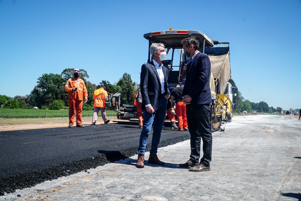 MindeTransporte's tweet photo. Los ministros @mariomeoni y @gkatopodis recorrieron los avances de las obras que se están realizando en la Ruta Nacional N°7, en el tramo que atraviesa Junín, las cuales permitirán mejorar la movilidad y la seguridad vial en la región. #ReconstrucciónArgentina⬆️ #ArgentinaUnida https://t.co/9mnHQH4RmR