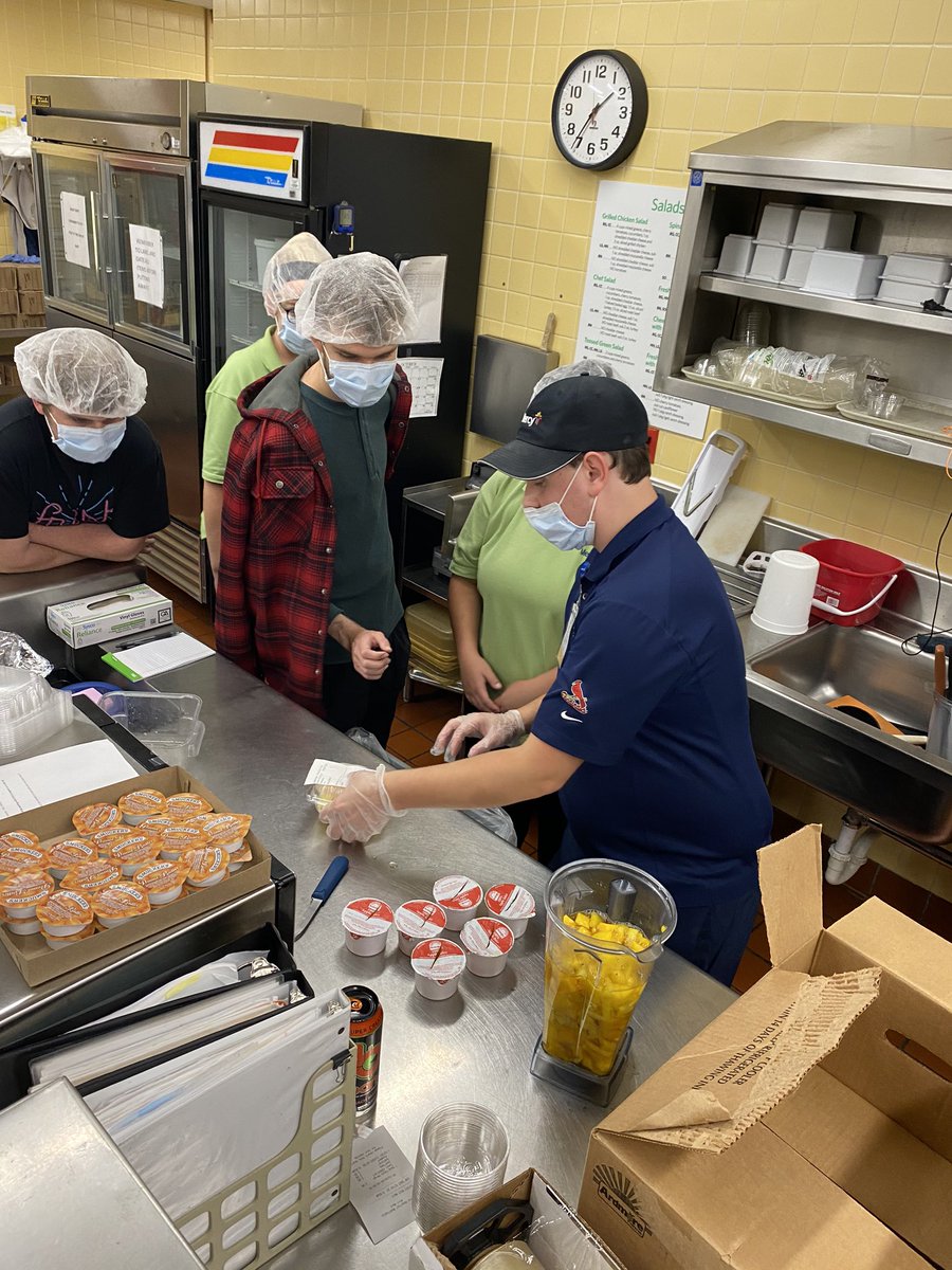 MercyWhs's tweet photo. Job shadowing in Nutrition today!!!  The kids learned how to make salads, sandwiches, and smoothies today.  They did a fantastic job. https://t.co/VBtJbA96Mi