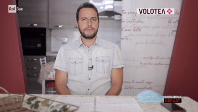 TommyVicenza's tweet photo. «Mi è arrivata una mail due settimane prima, in cui mi dicevano che il mio volo era stato annullato e mi comunicavano che potevo cliccare per accettare un voucher. Il problema è che quando clicchi automaticamente accetti un voucher e magari non volevi accettarlo». #Report https://t.co/PTVht9LcPc