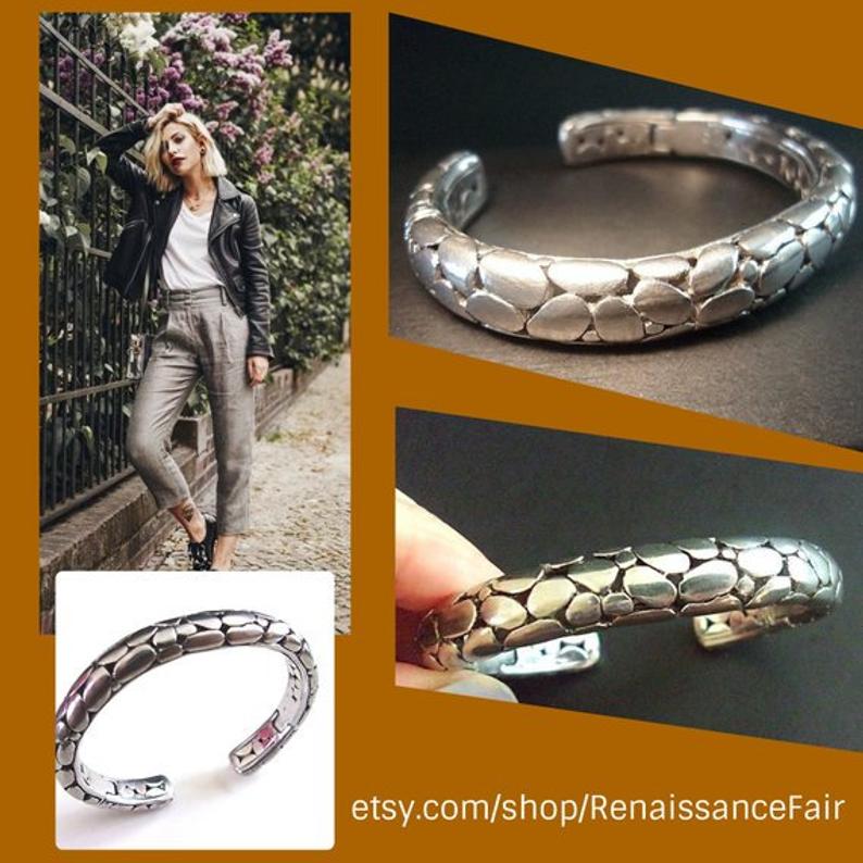 renaissancefai's tweet photo. https://t.co/Jv0N2sXMGk
#bracelet #cuff #vintage #cuff #silverdots #texture #hinges #doubleHinges #johnhardy #freeformdots #modernist #925cuff https://t.co/Y4CCJxSRzS