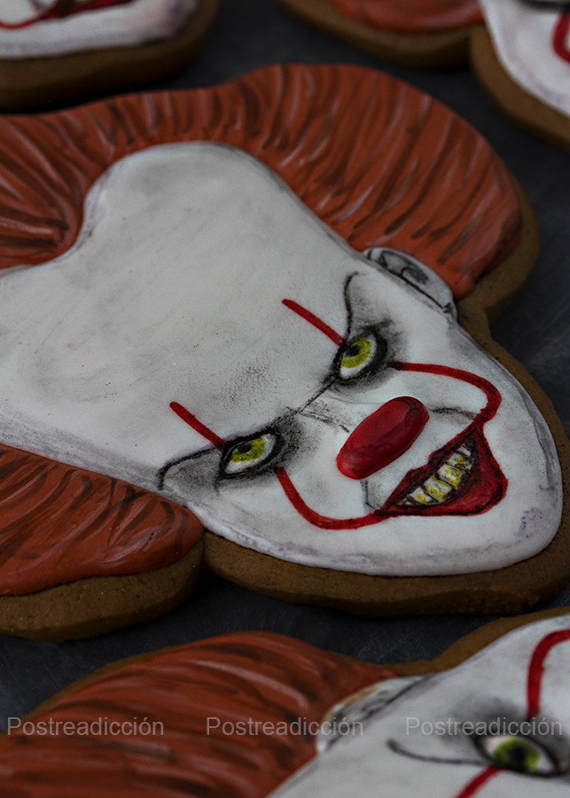 Postreadiccion's tweet photo. Cuenta atrás para Halloween! Y quién mejor que Pennywise para recordárnoslo. Tenéis el cortador, la plantilla y el papel de azúcar en nuestra tienda online: https://t.co/2tXRsOygzi

#halloween #halloween2020 #galletashalloween #galletasdecoradas #decoratedcookies #it #pennywise https://t.co/6bDvWgyEjU