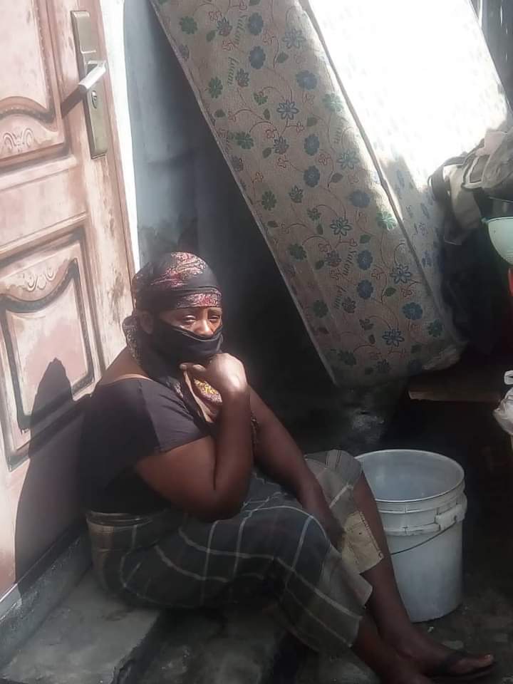 imjustwalt's tweet photo. Mother of 4 kicked out over unpaid rent of 100k in port harcourt..

Twitter please lets help her raise 100k for her rent.. 

Feel free to DM us for confirmation of her story please🙏🙏🙏🙏

@davido @SympLySimi @mrmacaroni 
#FasholaCamChallenge 
#inspectorgadget 
#200KGiveaway https://t.co/U1x4XDyBXM