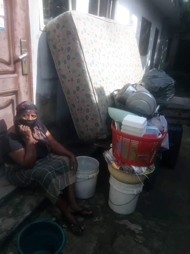 imjustwalt's tweet photo. Mother of 4 kicked out over unpaid rent of 100k in port harcourt..

Twitter please lets help her raise 100k for her rent.. 

Feel free to DM us for confirmation of her story please🙏🙏🙏🙏

@davido @SympLySimi @mrmacaroni 
#FasholaCamChallenge 
#inspectorgadget 
#200KGiveaway https://t.co/U1x4XDyBXM