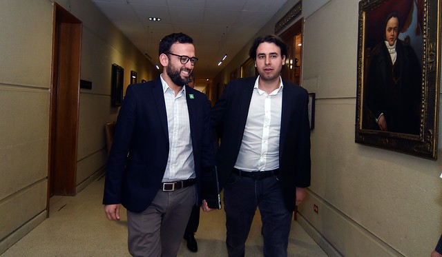 Diario Clever's tweet - "Diputados Vidal y Mirosevic presentan proyecto que establece el 25 de octubre como el Día Nacional de la Democracia @pablovidalrojas @vladomirosevic " - Trendsmap