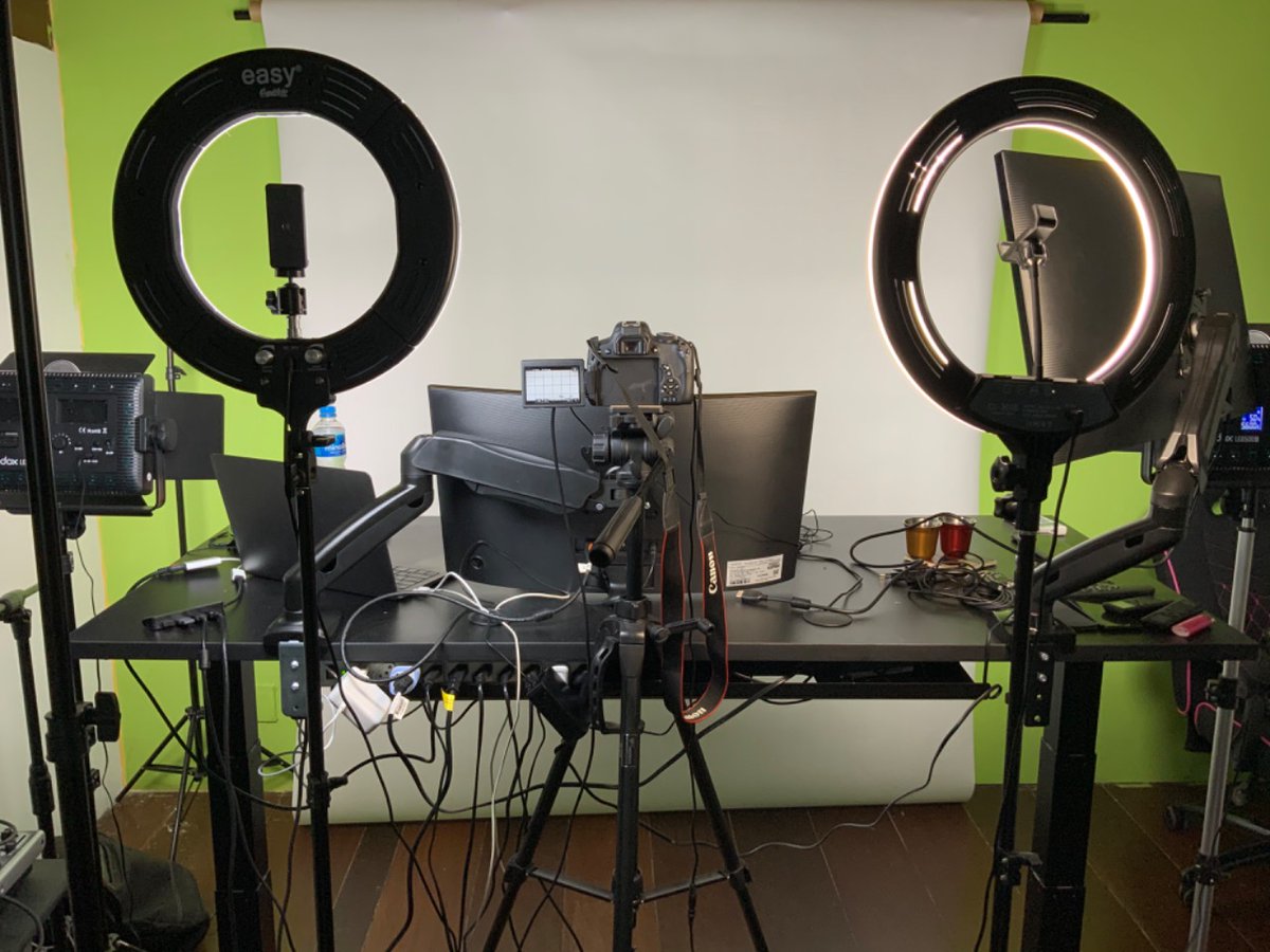 siliconvini's tweet photo. by far my best setup for video recording... #protip1 standup recording is much better #protip2 lights: prefer quantity than quality #protip3 audio: cry and $$$$$ #protip4 invest in good support for your monitors! https://t.co/RMyKVSRBkR