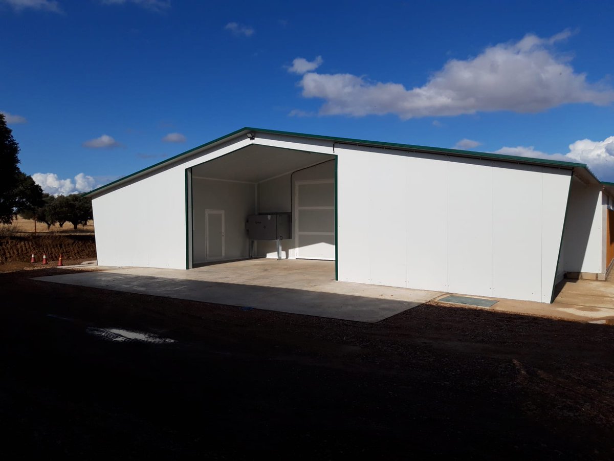 AntonioM_GG's tweet photo. Sigo bombardeando con obras finalizadas y entregadas. Aquí os dejo las fotos de la granja de Olivenza, Extremadura. Nave de 120x16 metros con ventilación combi-tunel y calefacción de combustión indirecta. Otro proyecto más a las espaldas. #MULTIAVICOLA #EXAFAN 🐥 🏡 💪 🔥 https://t.co/whihITrZpP