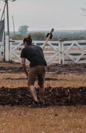 Manueladornito1's tweet photo. En la imagen de la izquierda tenemos a un zurdo con culpa de clase jugando a ser agricultor, en la imagen de la derecha tenemos a un laburante que invierte en el campo, arriesga e intenta usar tecnología de puta a pesar de tener a un gobierno en contra que lo busca exprimir. https://t.co/khTcGSiM8X
