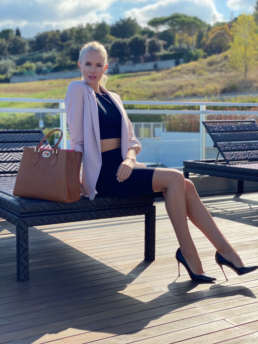 D_Christiansson's tweet photo. Very #BusinessWoman today 👜 #hellomonday #businesswomenstyle https://t.co/Qty3xZugGm