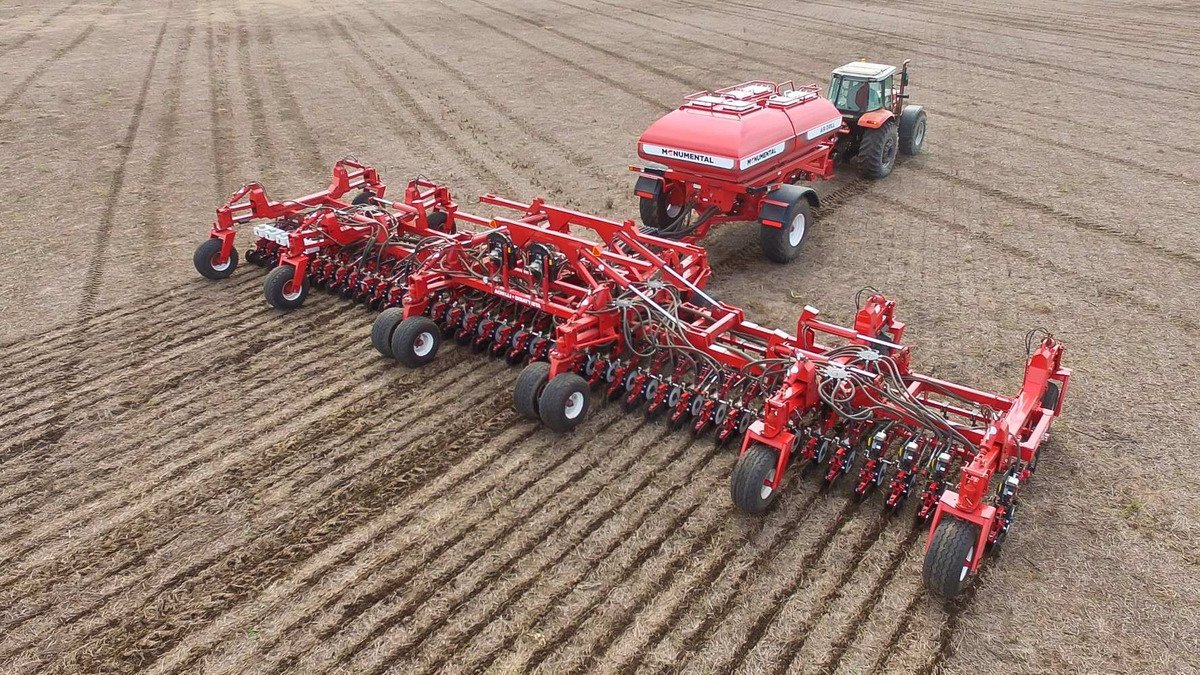 Manueladornito1's tweet photo. En la imagen de la izquierda tenemos a un zurdo con culpa de clase jugando a ser agricultor, en la imagen de la derecha tenemos a un laburante que invierte en el campo, arriesga e intenta usar tecnología de puta a pesar de tener a un gobierno en contra que lo busca exprimir. https://t.co/khTcGSiM8X