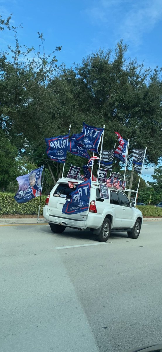 jillyroseee's tweet photo. if anyone is wondering how living in south florida is... this is how it is. https://t.co/ghBUM4ciho