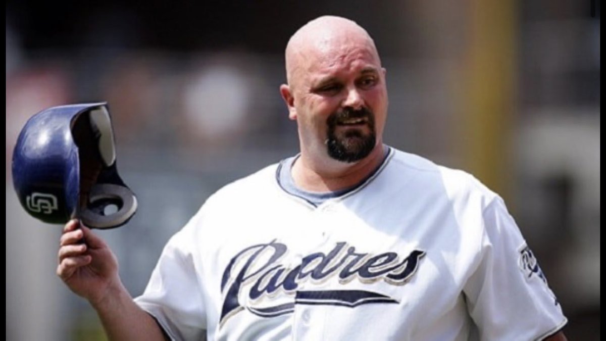 BeakNBeans's tweet photo. Carton of Marlboro lights on me to whoever can name this bald headed fuck #obesity #carton #cigarete https://t.co/b6k5S7s5XG