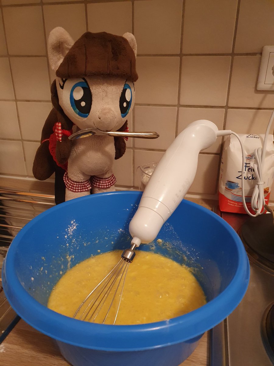 xeto_de's tweet photo. Baking time! She wanted to make sone delicious waffles. Of course not only for me. 🧇

Connie: I guess it's a nice thing to enjoy some fresh delicious waffles at a rainy evening. ( ꈍᴗꈍ) https://t.co/LXdk0InoHx
