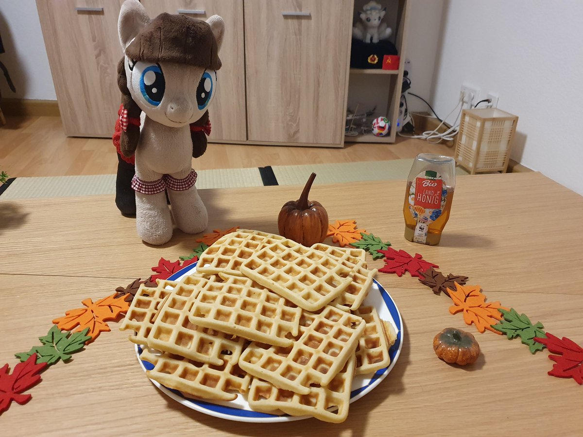 Baking time! She wanted to make sone delicious waffles. Of course not only for me. 🧇

Connie: I guess it's a nice thing to enjoy some fresh delicious waffles at a rainy evening. ( ꈍᴗꈍ)
