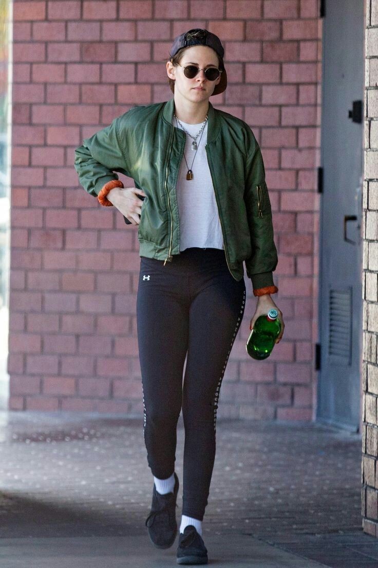 #على_نافذة_الحب
تكذب الحياة ويصدق الحب
هذه هي الحقيقه
وهذا هو بيت القصيد
بل الحب هو أجمل أبيات القصيده وأروعها
وسيبقى على مر الزمان وفى كل العصور هو أجمل ظل تسكن به روح الانسان وتستظل به من وهج الحياة وشتاتها
#ملاذ_الروح 
#الصرح_الأدبي