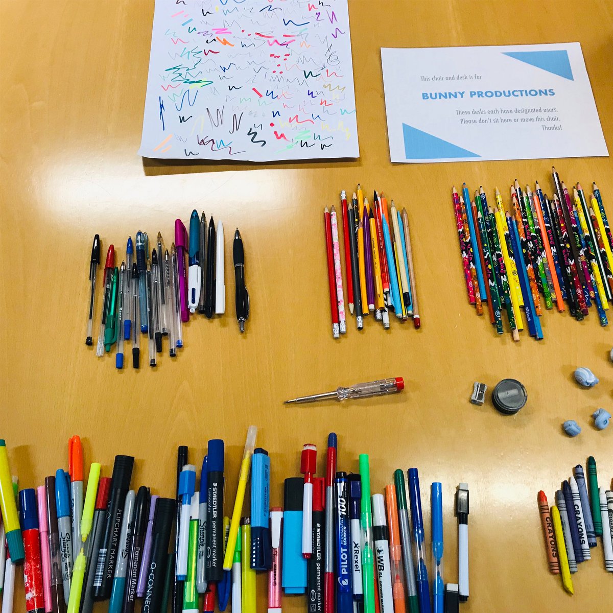 rachaelmspence's tweet photo. I sorted out the pen box. This can only mean one thing...something is gonna happen! #possibilty #writing #making #art @alotofbunny @lisahammondwhop #someoldstreet https://t.co/BHALCemFTL