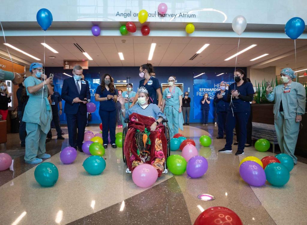 MayoClinic's tweet photo. Last week, Reyna Lopez triumphantly wheeled out to the lobby of #MayoClinicAZ. She was discharged after 119 days of hospitalization, including more than 100 days of Intensive Care. Reyna battled through #COVID19 complications longer than any other patient on campus thus far. https://t.co/GcjLyFSDa0