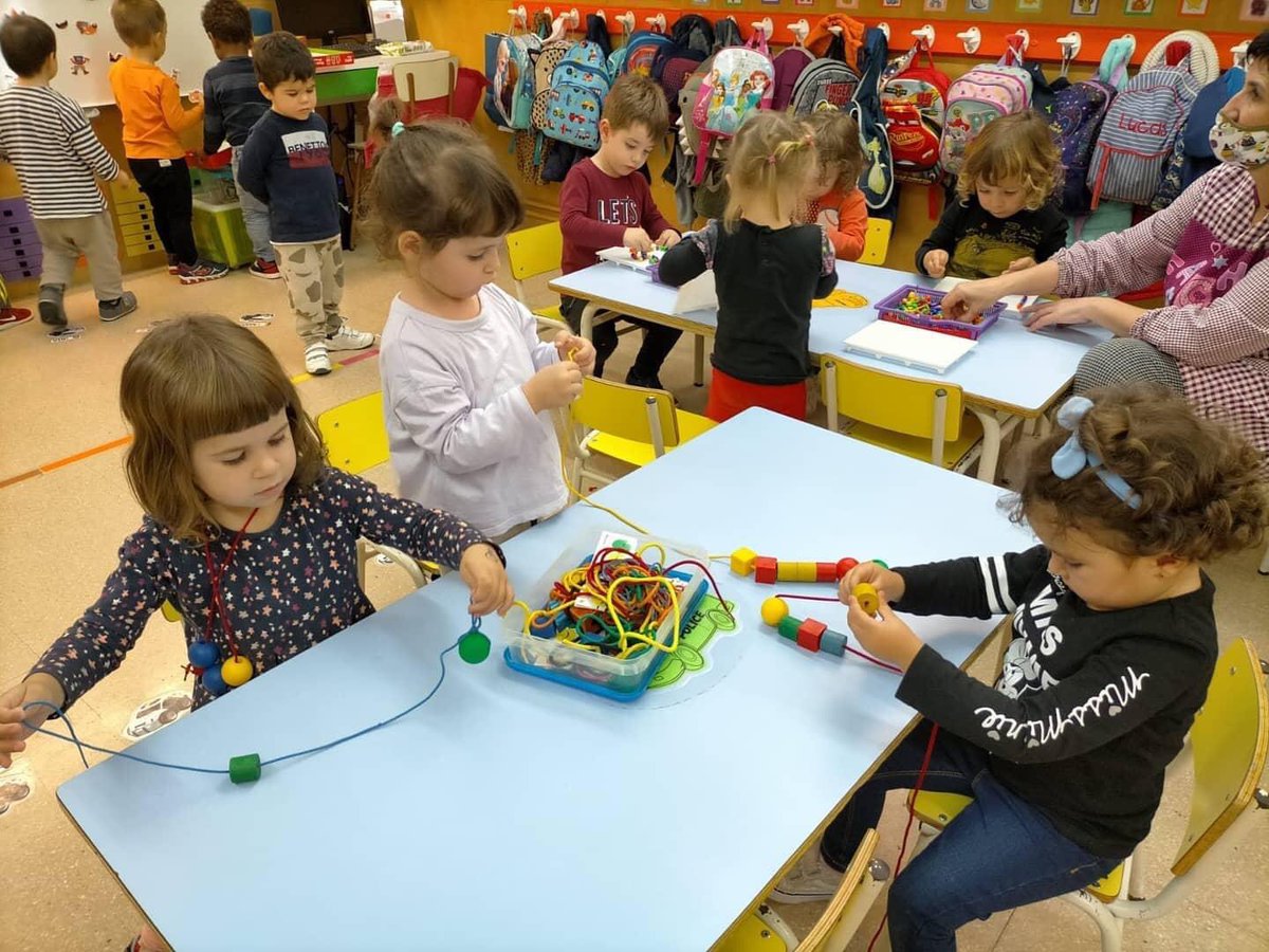 epiavilanova's tweet photo. Racons a P3: Ara que, Policies i Bombers, ja estem més adaptats a l'Escola i hem fet nous amics i amigues, hem començat a fer Racons... Ens ha agradat molt i ho hem passat molt bé! 👮‍♀️👮‍♂️👩‍🚒👨‍🚒 #epiavng #escolapiavng #escolapiavilanova https://t.co/q26WhPmS6b