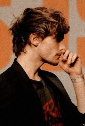 @twoghostssittin i don’t have breathing gifs but here’s louis being the sun. breathe darling it’s alright. louis loves you.