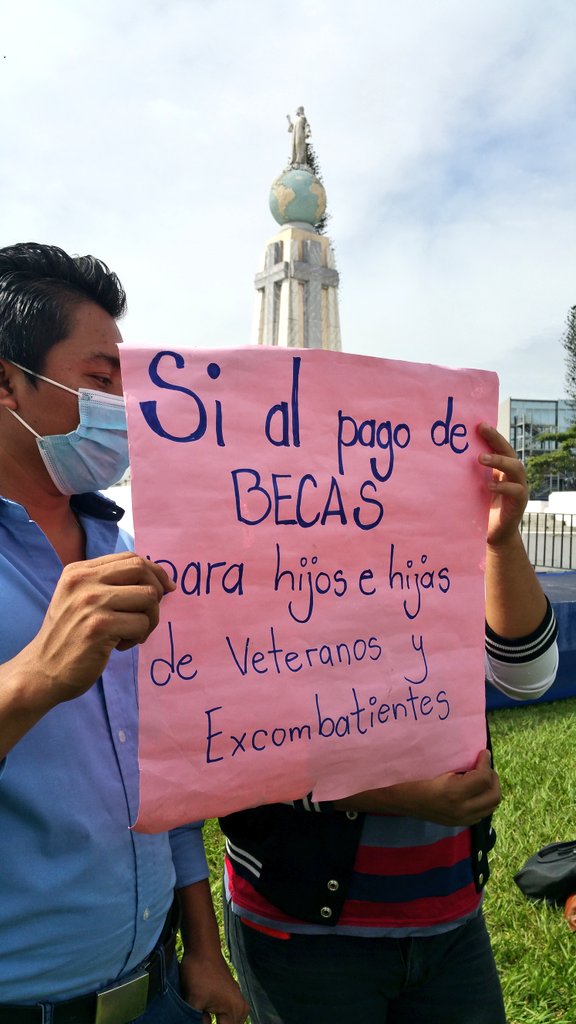 SVbecarios's tweet photo. Señor @nayibbukele @AlejandroZelay9  le recuerdo que lleva 10 meses sin que nos brinde lo que por ley corresponde, hoy nos reunimos para exigirle que cumpla con lo que usted mismo nos prometió en campaña electoral. Cumpla con las #becas las necesitamos para salir adelante. https://t.co/yR8tkofcIy