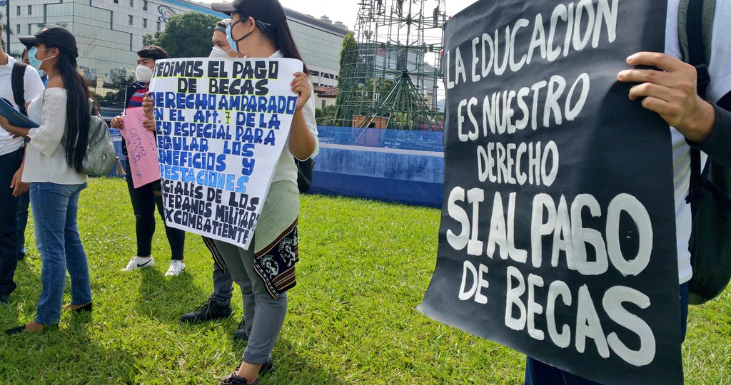 SVbecarios's tweet photo. Señor @nayibbukele @AlejandroZelay9  le recuerdo que lleva 10 meses sin que nos brinde lo que por ley corresponde, hoy nos reunimos para exigirle que cumpla con lo que usted mismo nos prometió en campaña electoral. Cumpla con las #becas las necesitamos para salir adelante. https://t.co/yR8tkofcIy