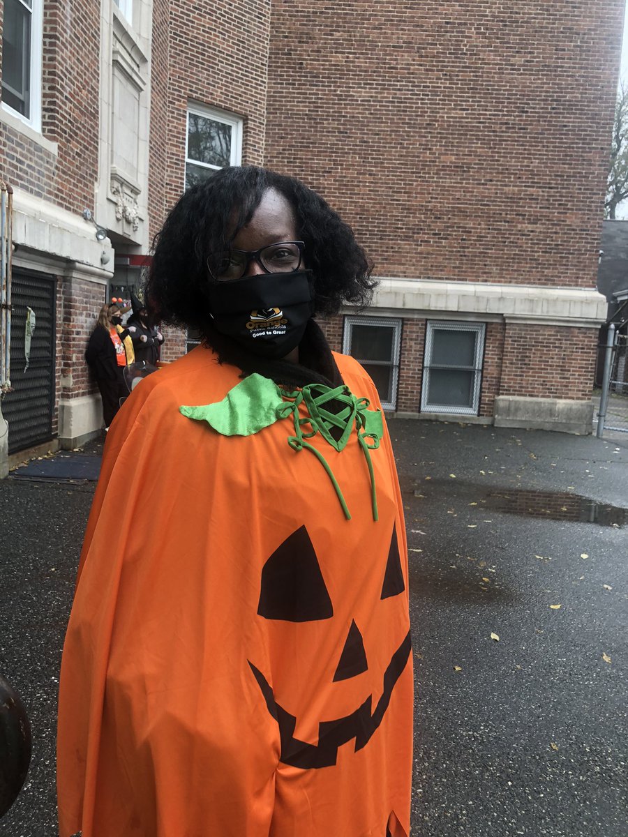 Rm1KindKinders's tweet photo. Our Kinder Fall Festival was a success! Yes, that’s our principal as the “The Great Pumpkin” from Charlie Brown. Tehehehe Yes, even our Principal joins in on the fun. #CES #FallFestval @Room5_Rockstars @KidsInKinder @CentralSchool33 @Gerald_Fitzhugh @ops_district https://t.co/vXuORCl5dZ