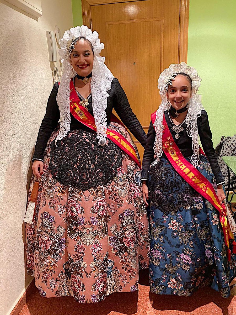 El pasado sábado nuestras bellezas Alba e Isamar acudieron al acto de presentación de la Hoguera Bola de Oro